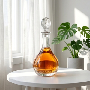 <span class=keywords><strong>Carafe</strong></span> à <span class=keywords><strong>eau</strong></span> en <span class=keywords><strong>cristal</strong></span> transparente moderne de forme ronde élégante de 880 ml avec bouchon, bouteille en verre personnalisée pour la décoration de la maison - Product Image 1