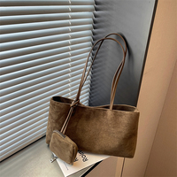 Tas Bahu Vintage dari Bahan Suede Imitasi Lembut, Tas Jinjing Retro Panjang untuk Wanita dengan Kantong Kecil yang Dapat Dilepas.