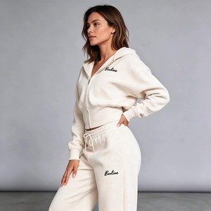 Ensemble de survêtement personnalisé de haute qualité en molleton 100% coton, broderie, épaules tombantes, sweat à capuche court zippé et pantalon de jogging pour femmes - Product Image 1