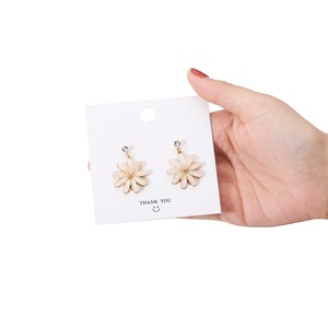 Cartes de présentation de bijoux en carton blanc 8x8cm avec trous de 2mm pour boucles d'oreilles, colliers, étiquettes d'emballage DIY - Product Image 2