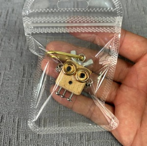 2026 Venta al por mayor Runwood Llavero con colgante de forma 3D de robot punk creativo, hecho a mano, ligero, adornos de aleación de dibujos animados para maleta DIY - Product Image 6