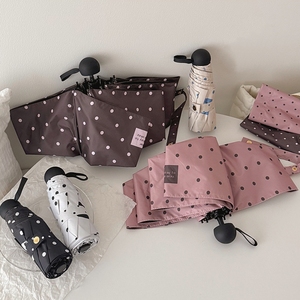 Mini parapluie portable de style coréen à pois, revêtement anti-UV noir, parapluie pliable pour femmes, soleil et pluie, <span class=keywords><strong>parasol</strong></span> de voyage - Product Image 1