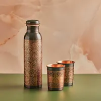 Ensemble de bouteilles et de verres en cuivre gravé de qualité supérieure disponible à un prix abordable pour une bouteille d'eau pour boissons d'exportation en vrac