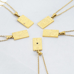 Collier pendentif carte de tarot en acier inoxydable plaqué or 18K PVD |   Collier carré avec pendentif Tarot pour femme - Product Image 3