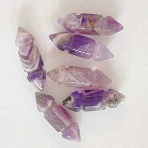 Pendentif en pierre précieuse en quartz avec fil enroulé, améthyste, obsidienne, jade blanc, hexagonal, pointu, avec fil enroulé autour d'un arbre de vie - Product Image 3