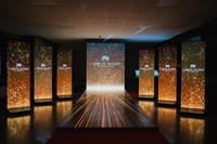 Pantalla LED portátil plegable de doble cara de 2,5 mm con 360 grados de rotación °   Ruedas de Instalación Rápida para Publicidad en Interiores de Tiendas