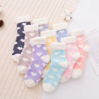 Vente en gros OEM Chaussons en peluche chauds et moelleux avec cœur épais Chaussons de nuit recroquevillés Chaussette de sol confortable à carreaux pour femmes Chaussettes floues