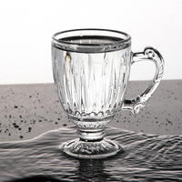 Vintage glazen mok met voet en handvat, verticaal geëmbossed glazen beker voor koffie, thee, sap en wijn