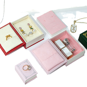 Caja de Anillo con Cierre Magnético en Forma de Libro, Estilo Europeo Retro, con Patrón Floral, Caja de Regalo Rectangular Simple para Colgantes, Collares y Joyería - Product Image 1