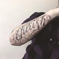 Autocollants de tatouage temporaires surdimensionnés semi-permanents imperméables non réfléchissants à motifs floraux inspirés des plantes pour bras masculins et usage familial