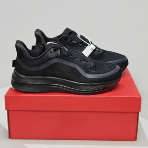 Chaussures de course légères et respirantes en maille pour hommes et femmes, baskets basses décontractées à semelle épaisse pour la course sur route - Product Image 4