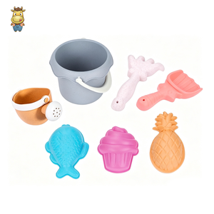 Ensemble de 7 jouets de plage en paille de blé pour enfants, avec seau, arrosoir et moules, en boîte de vente au détail - Product Image 1