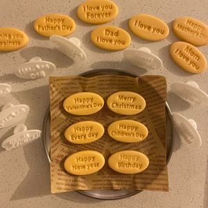 Ensemble de moules à biscuits personnalisés pour les fêtes, avec des noms de famille et des salutations saisonnières - Product Image 4