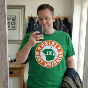 T-shirt personnalisé à col en v pour femmes, avec trèfle vert pour la Saint-Patrick, nom personnalisé, numéro 52, décontracté, respirant - Product Image 2