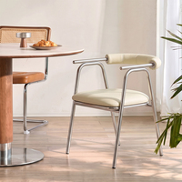 Chaise de salle à manger rembourrée en crème avec cadre chromé, dossier incurvé, fauteuil en métal, chaise d'appoint moderne pour salle à manger et cuisine