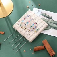 Bracelet personnalisé avec pierres de naissance colorées et gravées pour femmes, accessoire unique avec les noms des membres de la famille.