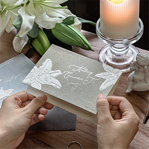 Ensemble de cartes de vœux et d'enveloppes en relief argenté estampé à chaud, thèmes Muguet et Clair de Lune, avec le thème « Tous les Objets Silencieux » - Product Image 3