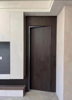 Nuevo diseño WPC Vertical Listón Valla Puerta Madera Aluminio Invisible Puerta de garaje Revestimiento Función impermeable Aplicación al aire libre