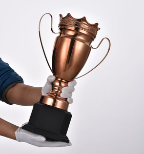 Coppe trofeo in metallo dorato e argento personalizzate per la collezione di trofei e medaglie Premium - Product Image 5
