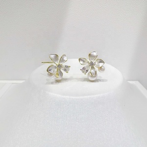 Pendientes de latón al por mayor con baño de oro, aretes baratos para mujer, joyería de fiesta, pendientes de perlas barrocas de cobre con esmalte amarillo únicos - Product Image 4