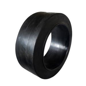 Pneu de camion Topower en caoutchouc massif 18x7x12 1/8 à motif de bande de roulement Super Lug pour déneigeuses et camions de remorquage en promotion - Product Image 1