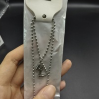 Collier en acier inoxydable gravé en gros avec chaîne à billes et emballage sur carte pour événements musicaux