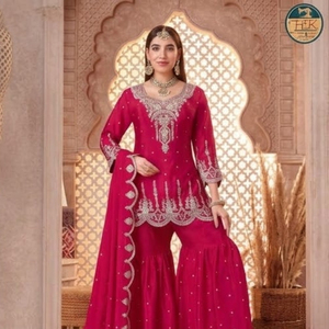 Conjunto Étnico Indio de Kurti de Seda Rosa Magenta con Bordado Intenso, Pantalones Sharara Acampanados y Dupatta con Trabajo de Calado para Mujer - Product Image 4