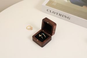 กล่องใส่แหวนหมั้นไม้เนื้อแข็งทรงสี่เหลี่ยม วอลนัท พร้อมแม่เหล็ก ลดราคาพิเศษ - Product Image 4