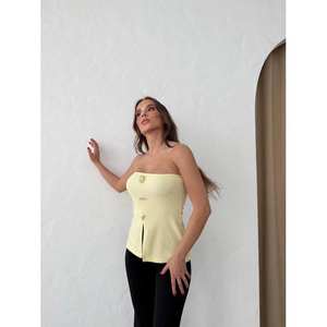 Top corto amarillo sin tirantes de punto con detalle de botones para mujer - Product Image 3