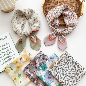 وشاح مربع صغير بنمط كوري أنيق مقاس 58*58 سم، مصنوع من الفيسكوز الناعم بملمس القطن، مزين بطباعة زهور ملونة - Product Image 1