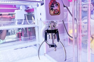 Machine à grue miniature pour 4 joueurs, jeu d'arcade commercial, jeu de skill - Modèle de jeton en plastique pour les centres commerciaux/les dépanneurs - Product Image 5