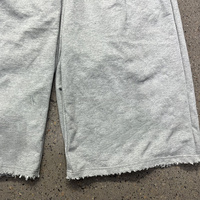 Shorts de jogging à jambe large avec logo personnalisé imprimé, taille froncée style sac en papier, ourlet effiloché brut, empiècements à carreaux et poche arrière – Vente en gros