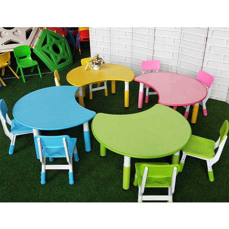 Table en forme de lune en plastique