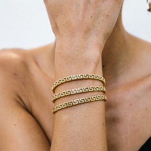 Set di Bracciali Geometrici Trendy a 3 Strati con Motivo a Chiave Greca Classica, Placcati in Oro per Donne - Product Image 1