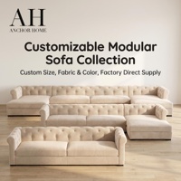 Canapé Chesterfield de luxe trois places en lin beige avec dossier capitonné profond et accoudoirs roulés pour salon, villa, maison, hôtel