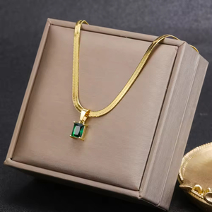 Collier tendance étanche en acier inoxydable plaqué or 18 carats avec chaîne serpent plate et pendentif carré en zircon vert délicat pour femme - Product Image 2