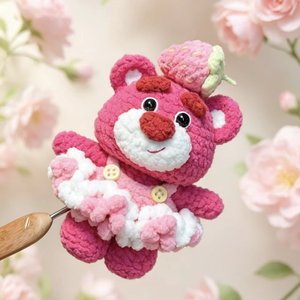 Poupées ours fraises au crochet faites à la main, breloques de sac et porte-clés amigurumi personnalisables - Product Image 3