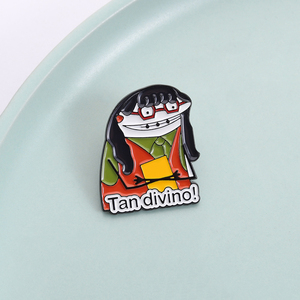 Spille Smaltate dei Personaggi della <span class=keywords><strong>Serie</strong></span> <span class=keywords><strong>TV</strong></span> Commedia Americana, Spille 'Tan Divino Ugly Girl', Badge per Borse e Bavette, Gioielli alla Moda, Regalo per Amici - Product Image 1