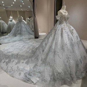 Robe de mariée moderne DW0196 Princesse à col rond, ornée de paillettes, avec traîne chapelle, fleurs en dentelle et cristaux pour femme - Product Image 2