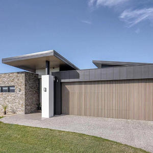 Grille de porte de <span class=keywords><strong>garage</strong></span> en aluminium automatique d'aspect bois de luxe pour villa grilles modernes lattes portails de <span class=keywords><strong>garage</strong></span> sectionnels isolés et intelligents - Product Image 1