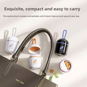 Mini organisateur de pilules hebdomadaire à deux compartiments, boîte à médicaments résistante aux enfants, étui de voyage avec poignée, rangement de capsules, en PP de qualité alimentaire - Product Image 4