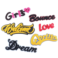 Logo 3D personnalisé en denim brodé de lettres à paillettes en chenille patchs thermocollants en feutre de fleur au crochet en résine écologique pour chapeaux vêtements