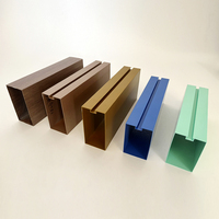 Système de plafond en aluminium à lamelles décoratives pour usine, avec tubes carrés en aluminium et lamelles linéaires effet bois