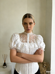 Chemisier décontracté blanc en dentelle et maille transparente pour femme, col rond, manches bouffantes à volants, taille plissée - Product Image 4