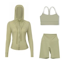 Ensemble de yoga trois pièces 2026 respirant, coupe-vent, avec veste à capuche unie, gilet en U et pantalon court, fermeture éclair dorée, coupe ajustée