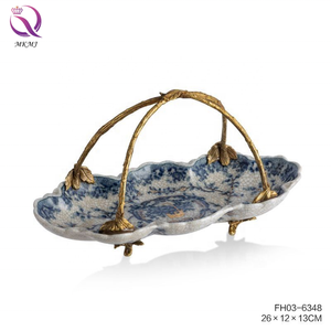 Oggetti decorativi per la casa in ceramica ad alta temperatura personalizzati di lusso europeo porcellana blu e bianca con linea d'oro per dipinti a mano - Product Image 2