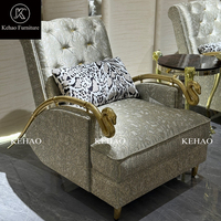 Fauteuil d'appoint de luxe italien en tissu capitonné avec accoudoirs en métal doré en forme de serpent, idéal pour salon, villa ou hôtel