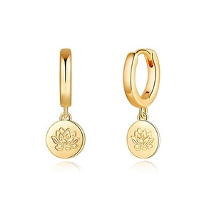 Pendiente de Plata de Ley 925 con diseño de flor de nacimiento, arete plateado en oro de 18k - Product Image 6