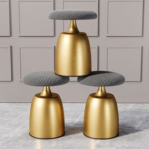 Sgabello e Pouf in Metallo Rotondo Moderno e Semplice in Stile Nordico di Lusso per Camera da Letto, Trucco e Nail Art - Product Image 1