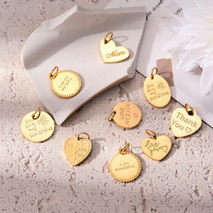 Ciondolo a Forma di Cuore in Acciaio Inossidabile Placcato Oro 18K con Citazioni Sentimentali per Donne: Mamma/Sei il Mio Sole/Grazie - Product Image 2